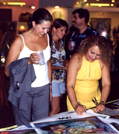 pintora dando autografos em exposicao na florida